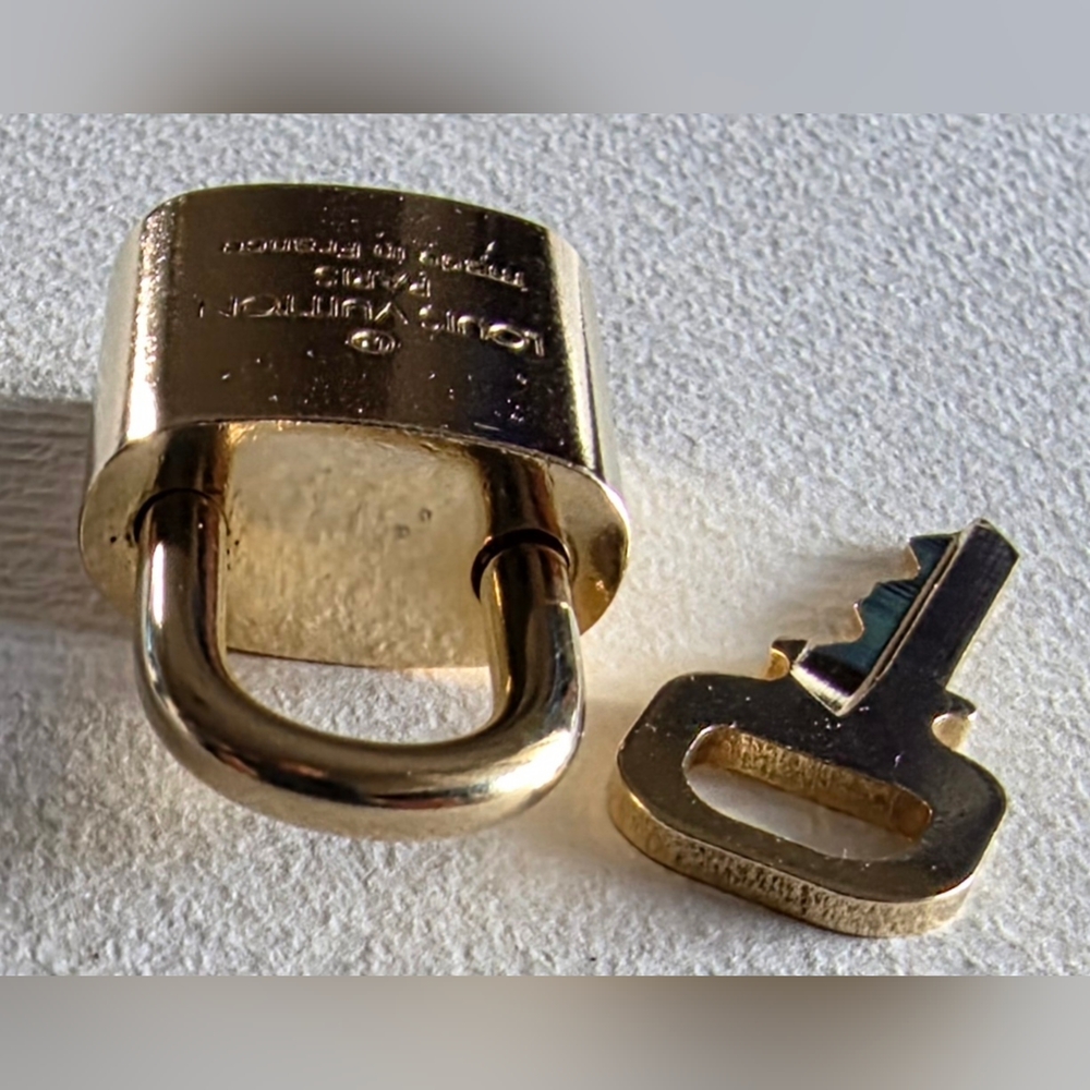 LOUIS VUITTON Lock And Key #310 - Picture 9 of 9